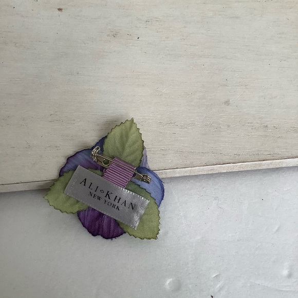 ALI & KHAN NEW YORK  FLOWER PIN - Picture 3 of 3